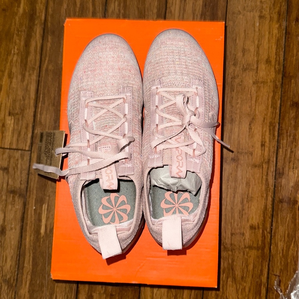 Pink vapor max. Never been worn ! Size 7 women’s